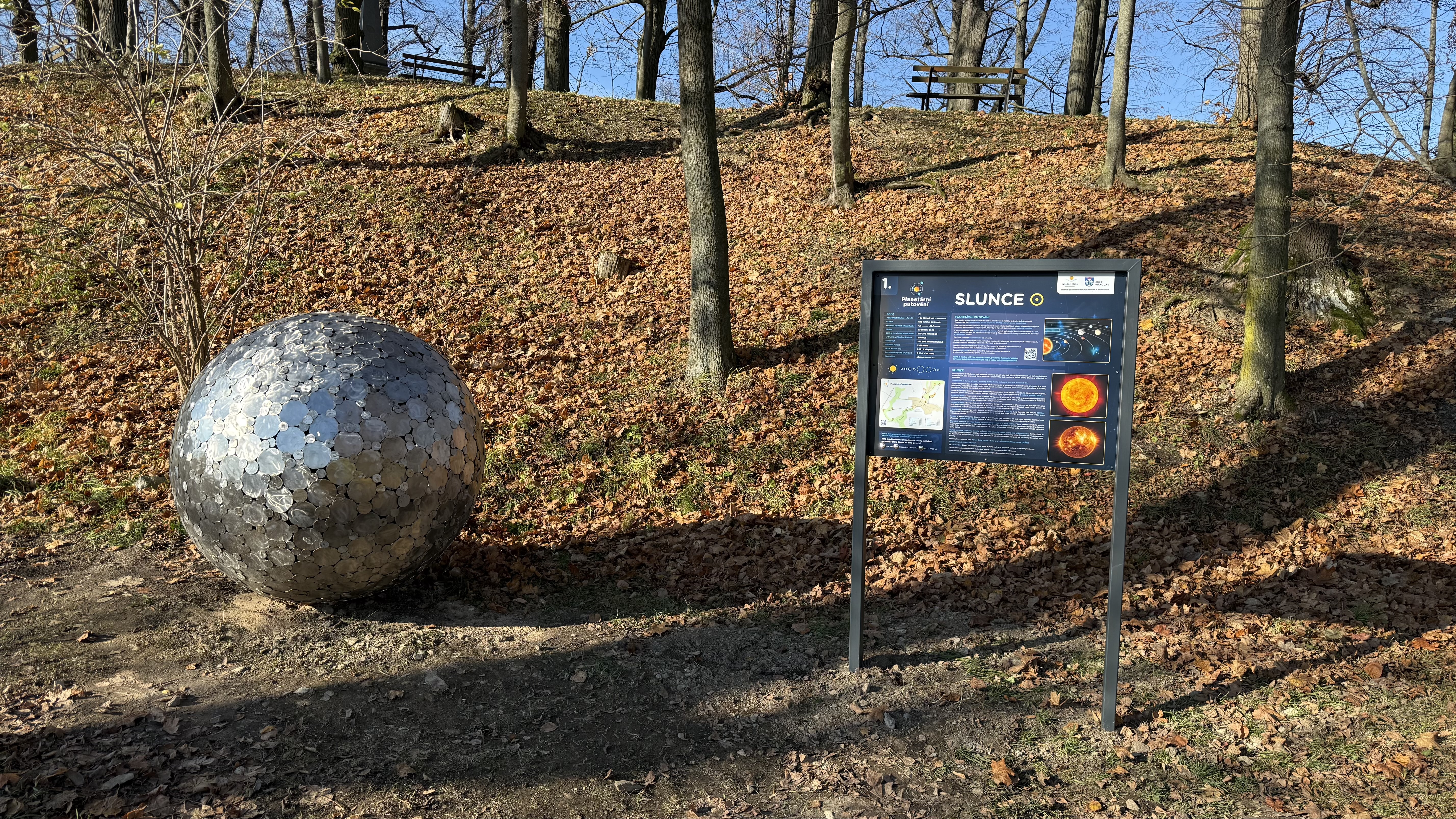 Panel planetární stezky v krajině