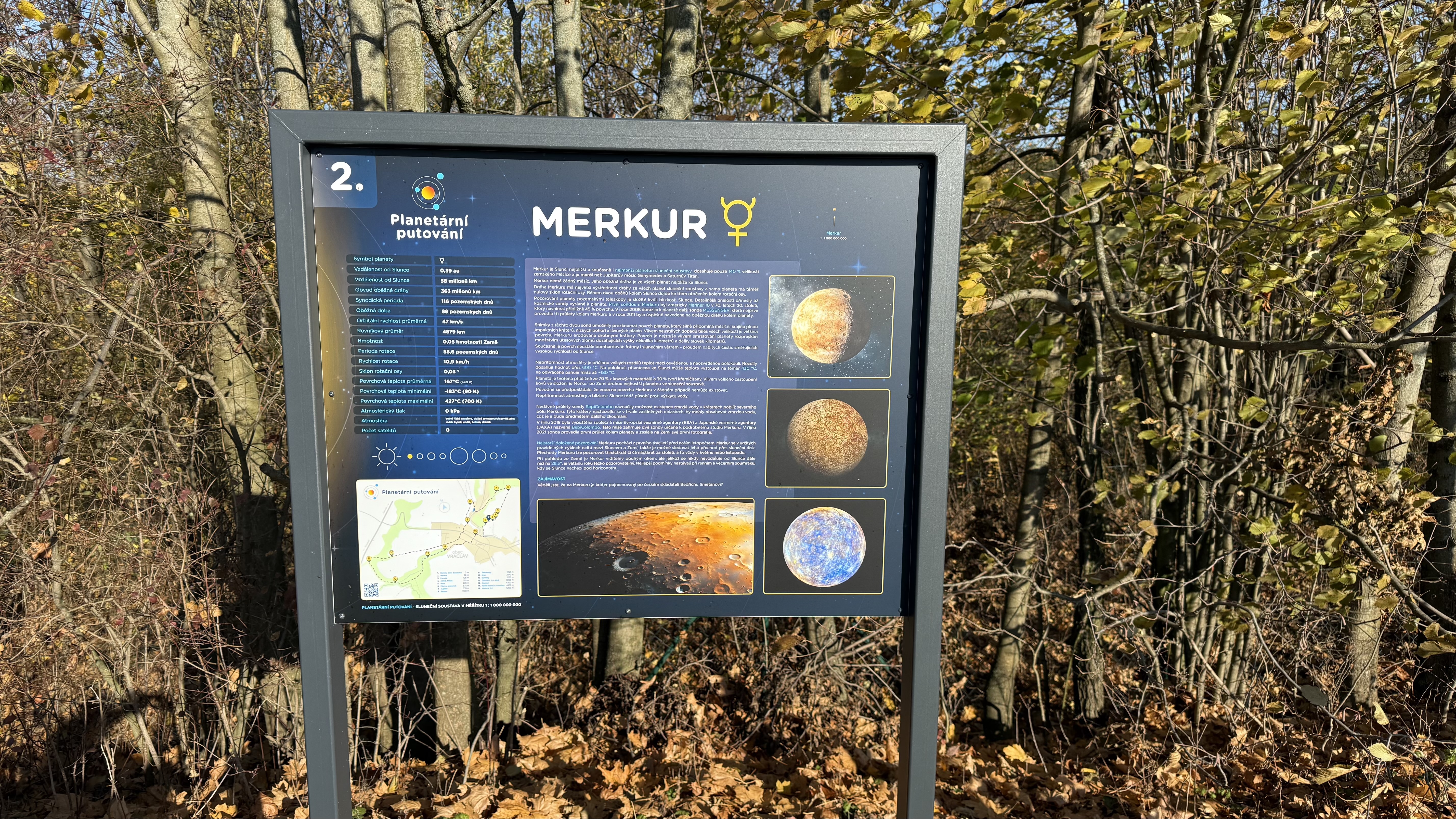 Další pohled na instalovaný panel planetární stezky